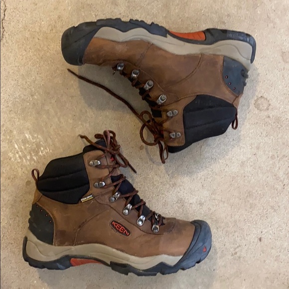 keen insulated hiking boots